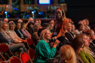 I-Netwerkbijeenkomst 2024_Mandy met mic in publiek-min.jpg